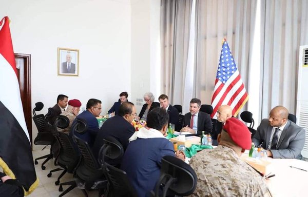 Hadramaut officials take part in a discussion with US Ambassador to Yemen Steven Fagin and an accompanying delegation in al-Mukalla on November 8. [Hadramaut Governor's Media Office]