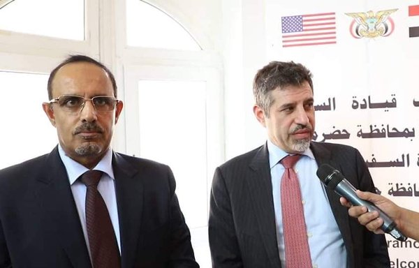 Hadramaut governor Mabkhout bin Madi (L) takes questions with US Ambassador to Yemen Steven Fagin. [Hadramaut Governor's Media Office]