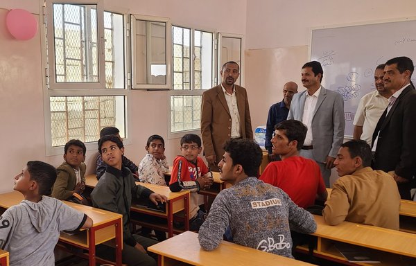 نائب وزير التربية والتعليم اليمني علي العباب يشارك في افتتاح مدرسة التحدي للطلبة الصم والبكم في محافظة مأرب يوم 21 أيلول/سبتمبر. [مكتب التعليم في محافظة مأرب]