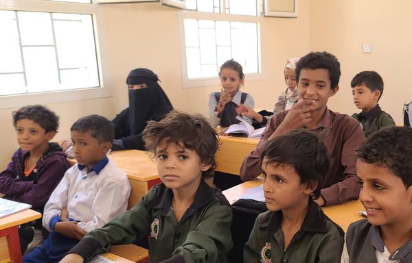 طلاب يحضرون صفا بمدرسة التحدي للطلاب الصم والبكم في محافظة مأرب اليمنية في أيلول/سبتمبر. [مكتب التعليم في محافظة مأرب]