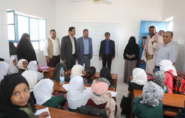 مسؤولون تربويون يتفقدون مدرسة البنات بمخيم الجفينة للنازحين بمحافظة مأرب والتي تعمل بتمويل أجنبي. [مكتب التعليم في محافظة مأرب]