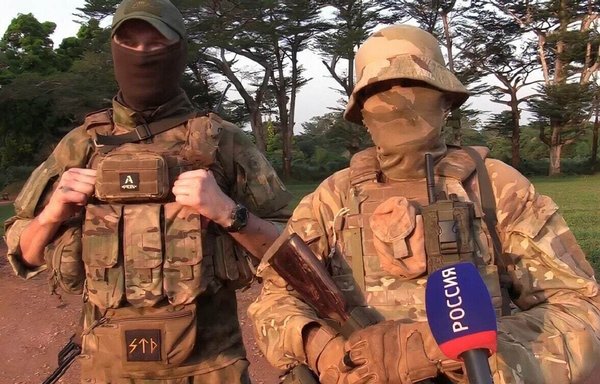 Wagner mercenaries talking with a Russian media outlet in Mali in 2021. [Wagner]