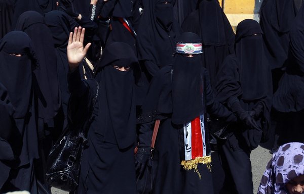 Yemeni women take part in a demonstration against the presence of armed militias in Sanaa, on January 17, 2015, in front of the Yemeni Defence Ministry. [Mohammed Huwais/AFP]
