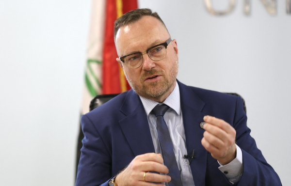 کریستین ریچر، رئیس تیم تحقیقاتی سازمان ملل متحد برای ارتقای پاسخگویی در رابطه با جنایات ارتکابی داعش (یونیتاد)، در جریان مصاحبه‌ای در روز ۲۳ آبان در دفترش در منطقۀ سبز بغداد، پایتخت عراق، صحبت می‌کند. [صباح عرعر/ خبرگزاری فرانسه]