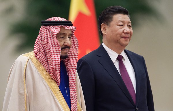 در این عکس آرشیوی که روز ۲۶ اسفند ۱۳۹۵ در یک مراسم خوش‌آمدگویی در پکن گرفته شده است، سلمان بن عبدالعزیز (پادشاه عربستان سعودی) در کنار شی جین‌پینگ (رئیس‌جمهوری چین) ایستاده است. [نیکولاس آسفوری/خبرگزاری فرانسه]