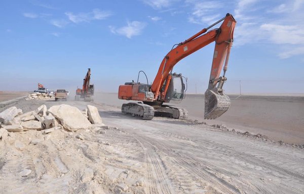 Iraqi Border Guard Forces and supporting service agencies use heavy machinery in building a road and an earthen berm to fortify the border with Iran on November 6. [Border Guard Forces Command]