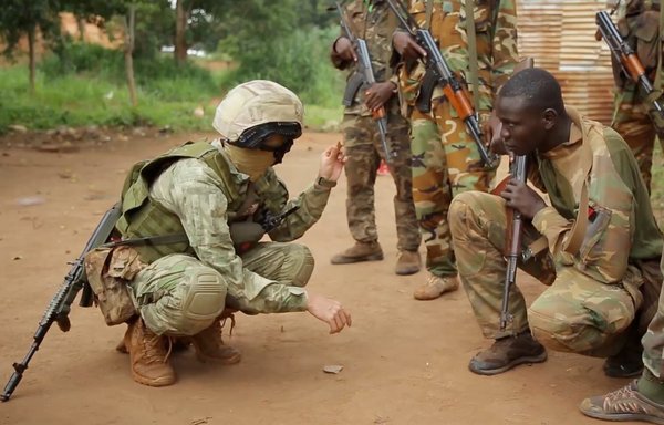 A Wagner Group mercenary gives a tactical training lesson to members of the armed forces of the Central African Republic in September. [Wagner]