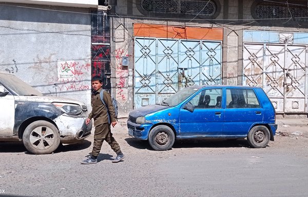 Yemeni students from displaced families are more likely to drop out of school because of their difficult circumstances. [Haitham Mohammed/Al-Mashareq]