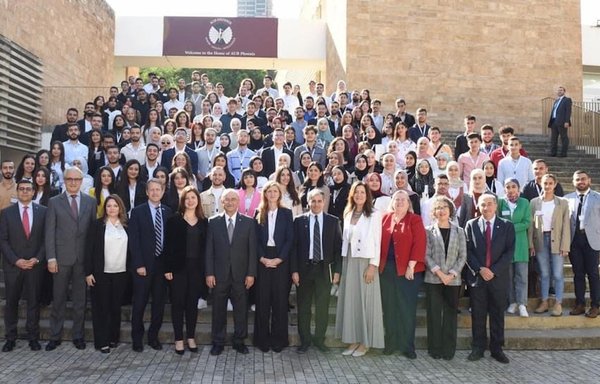 مديرة الوكالة الأميركية للتنمية الدولية سامنتا باور التي تظهر في هذه الصورة مع أفراد الهيئة التعليمية في الجامعة اللبنانية الأميركية والطلاب المستفيدين من منح الوكالة، أعلنت خلال زيارة أجرتها في تشرين الثاني/نوفمبر إلى لبنان عن تخصيص منح بقيمة 50 مليون دولار لـ 3 جامعات دعما لتعليم الطلاب اللبنانيين واللاجئين. [مكتب الوكالة الأميركية للتنمية الدولية في لبنان]