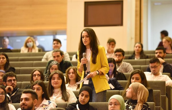 المستفيدون من منح الوكالة الأميركية للتنمية الدولية من الجامعة الأميركية في بيروت يلتقون بمديرة الوكالة سامنتا باور (غير ظاهرة في الصورة). [مكتب الوكالة الأميركية للتنمية الدولية في لبنان]