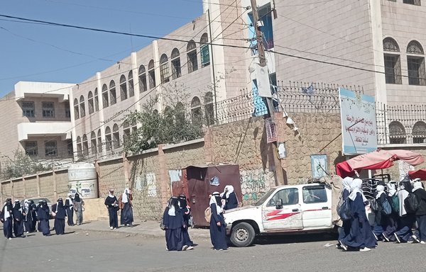 طالبات يغادرن مدرسة أم سلمة للبنات بأمانة العاصمة صنعاء في نهاية يوم دراسي في كانون الأول/ديسمبر.[هيثم محمد/ المشارق]