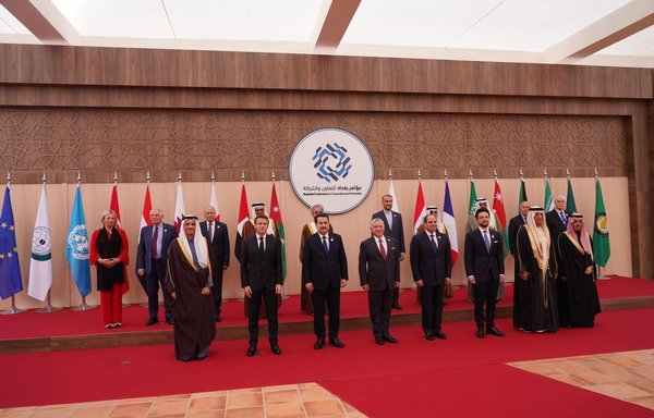 Leaders and representatives of the countries participating in the Baghdad Conference for Co-operation and Partnership, held December 20 in Jordan, pose for a photograph. [Iraqi Prime Minister's Media Office]