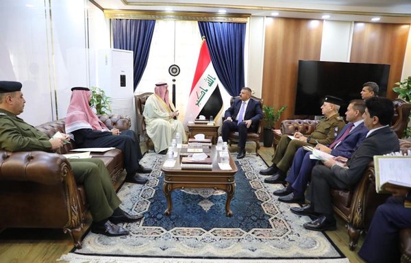 Iraqi and Saudi officials take part in a discussion on enhancing security co-operation and maintaining the stability of common borders on December 31. [Iraqi Ministry of Interior]