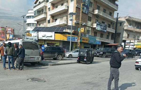 سلسلة من محلات الصرافة في ساحة ببلدة شتورة البقاعية. [المشارق]