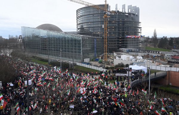 Iranian expatriates take part in a rally against the Iranian regime in front of the European parliament in Strasbourg on January 16, after Iran said it had executed a British-Iranian dual national. [Frederick Florin/AFP]