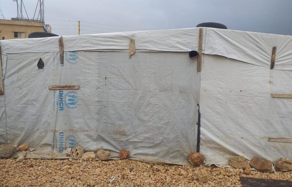 قال لاجئون سوريون في مخيمات بلدة السعيدي شرقي بعلبك، إن خيمهم ممزقة وبحاجة إلى تدعيمها بالشوادر والخشب لحمايتها من العوامل الجوية. [محمد زكور الحج]