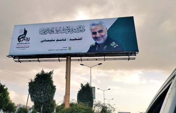 پوستر عظیم قاسم سلیمانی، فرمانده سابق نیروی قدس سپاه پاسداران، به مناسبت سومین سالگرد درگذشتش بر فراز صنعا خودنمایی می‌کند. [شبکه‌های اجتماعی]