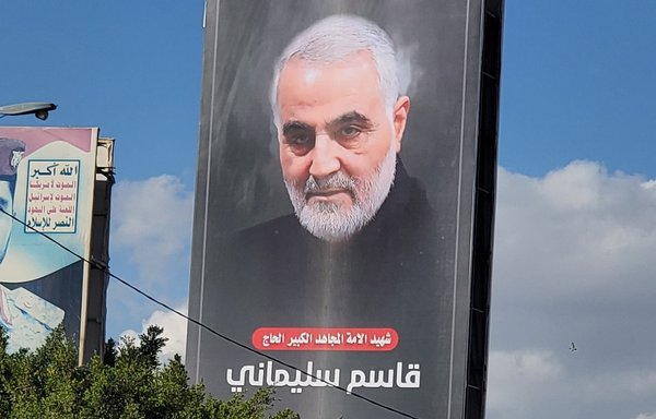 پرترۀ قاسم سلیمانی، فرمانده سابق نیروی قدس سپاه پاسداران، بر روی بیلبوردی در صنعا به‌چشم می‌خورد. این پرتره توسط حوثی‌ها و سه سال پس از مرگ سلیمانی نصب شده است. [شبکه‌های اجتماعی]