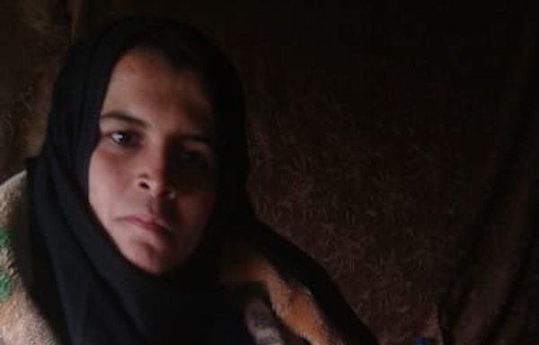 تواجه اللاجئة السورية منى أحمد الصالح وعائلتها ظروفا مأساوية في المخيم البقاعي حيث يعيشون، بسبب البرد ونقص المساعدات والتدفئة. [محمد زكور الحج]