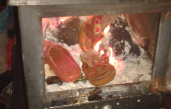 دأب اللاجئون السوريون في مخيمات بلدة إيعات اللبنانية على حرق الأحذية البالية والبلاستيك للتدفئة خلال فصل الشتاء البارد بسبب ارتفاع أسعار المازوت وتراجع المساعدات الشتوية. [محمد زكور الحج]