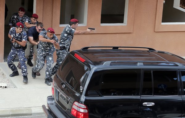 روز ۱۶ مهر ۱۳۹۴ در شهر عرمون واقع در جنوب بیروت، نیروهای امنیت داخلی لبنان در مراسم معارفۀ خود در دهکدۀ آموزش‌های شبیه‌سازی‌شده مهارت‌هایشان را به نمایش می‌گذارند. [جوزف عید/خبرگزاری فرانسه]