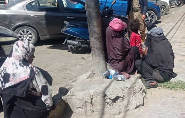 Hungry Yemenis beg for food on the street outside a restaurant in Sanaa. [Haitham Mohamed/Al-Mashareq]