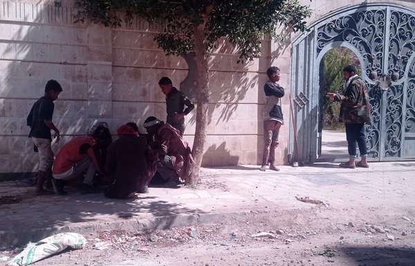 Plastic bottle collectors in Sanaa share a meal donated by a neighbourhood resident during a time of extreme hardship in Yemen. [Haitham Mohamed/Al-Mashareq]