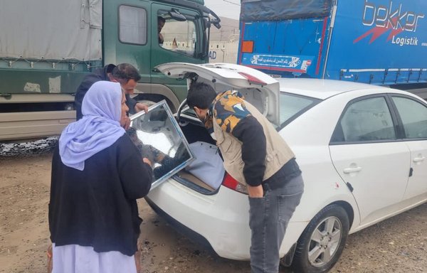 A Yazidi family at a camp in the Dohuk province city of Zakho packs its possessions to return to its hometown of Sinjar, Ninawa province, on January 31. [Iraqi Ministry of Migration and Displacement]