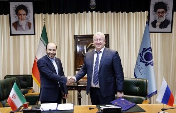 Deputy Central Bank of Iran Governor Mohsen Karimi and his Russian counterpart Vladislav Gridchin shake hands after signing an agreement in Tehran on January 29. [Tehran Times]