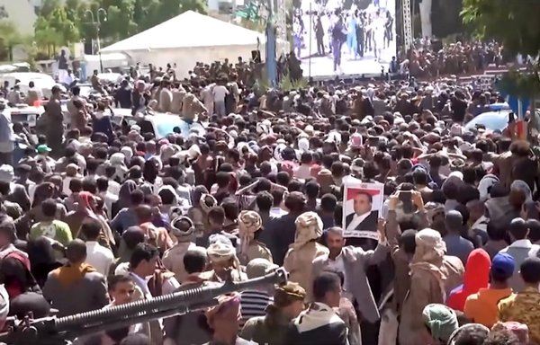 در این عکس مربوط به کلیپ ویدئویی منتشرشده در کانال تلویزیونی المسیره، که تحت کنترل حوثی‌هاست، یمنی‌ها در روز ٢٦ مهرماه ١٤۰۰ در یک میدان عمومی تجمع کرده‌اند و حوثی‌ها در حال اجرای مراسم اعدام دسته‌جمعی هستند.