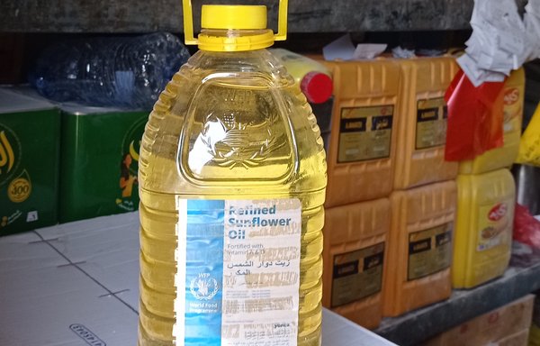 A type of cooking oil provided by international organisations is sold in a Sanaa market at a lower price than similar products. [Haitham Mohammed/Al-Mashareq]