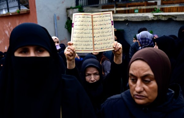 متظاهر يحمل نسخة من القرآن خلال تظاهرة في إسطنبول يوم 22 كانون الثاني/يناير بعد قيام سياسي يميني متطرف بحرق نسخة من القرآن بالقرب من السفارة التركية في ستوكهولم. تلمح التقارير الإعلامية إلى دور روسي في الحادث الذي عرقل محاولة السويد الانضمام لحلف الناتو. [ياسين أكغول/وكالة الصحافة الفرنسية]