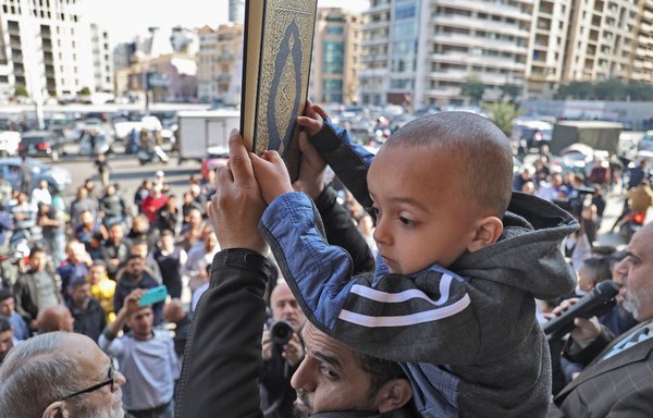 لبنانيون يحتجون خارج مسجد محمد الأمين في بيروت يوم 27 كانون الثاني/يناير ضد حرق نسخة من القرآن في ستوكهولم. ودان رئيس الوزراء السويدي أولف كريسترسون الحادث ووصفه بأنه ’ينم عن عدم احترام كبير'. [أنور عمرو/وكالة الصحافة الفرنسية]