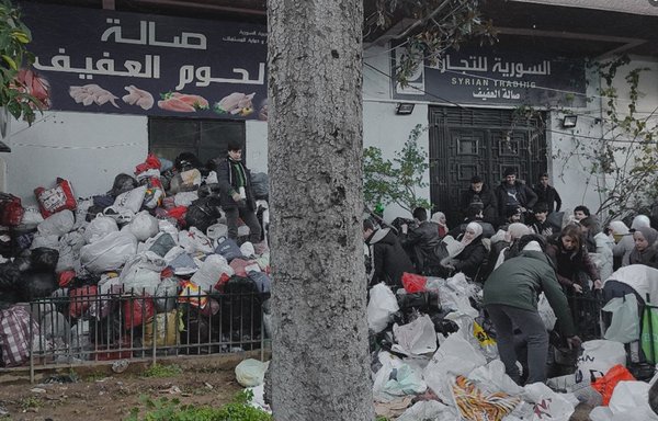 Syrians in Damascus provide aid items to be delivered to people affected by the earthquake in regime-controlled areas on February 8. [Sham FM]