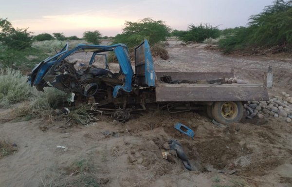 A worker was killed and two others, including a child, were wounded when a civilian car hit a Houthi-planted landmine in Bani Zuhair in al-Hodeidah province's Hays district. [Yemeni Observatory for Landmines]