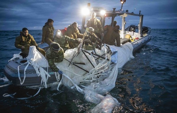 US sailors assigned to Explosive Ordnance Disposal Group 2 recover a high-altitude surveillance balloon off the coast of Myrtle Beach, South Carolina, February 5. [US Navy]