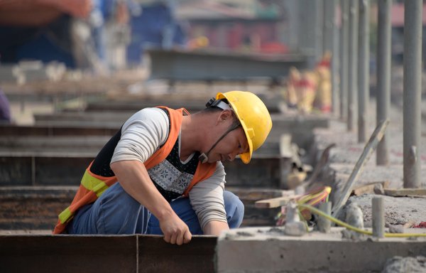 This photograph taken on November 1, 2017, shows a Chinese engineer working on a power distribution point of the Neelum-Jhelum Hydropower Project in Chattar Klass on the outskirts of Muzaffarabad, the capital of Pakistan-administered Kashmir. [Sajjad Qayyum/AFP]