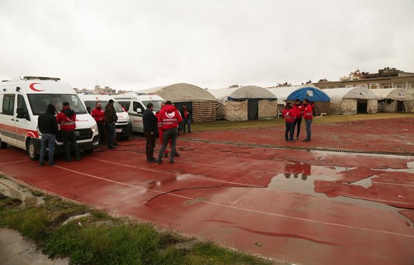Kurdish Red Crescent personnel on February 7 inspect temporary shelters set up to house Syrians who lost their homes in the earthquake. [Kurdish Red Crescent]