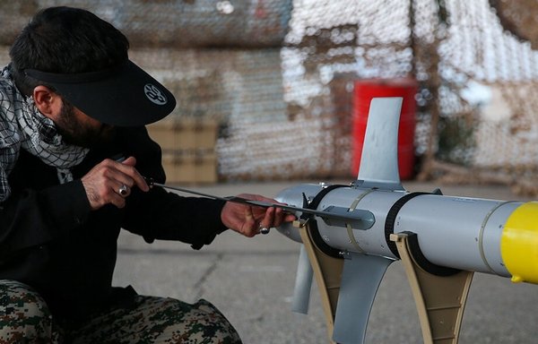 یک سرباز ایرانی در حال مسلح کردن یک پهپاد. [ایرنا]