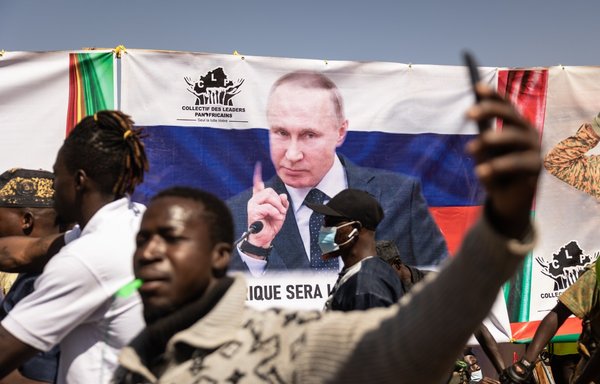 صورة للرئيس الروسي فلاديمير بوتين خلال تظاهرة لدعم رئيس بوركينا فاسو الكابتن إبراهيم تراوري في واغادوغو يوم 20 كانون الثاني/يناير. [أولمبيا دو ميمون/وكالة الصحافة الفرنسية]