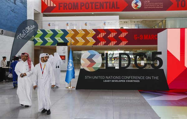 أعضاء وفود يسيرون حول مركز قطر الوطني للمؤتمرات خلال مؤتمر البلدان الأقل نموا الخامس الذي نظمته الأمم المتحدة في الدوحة يوم 4 آذار/مارس. [كريم جعفر/وكالة الصحافة الفرنسية]