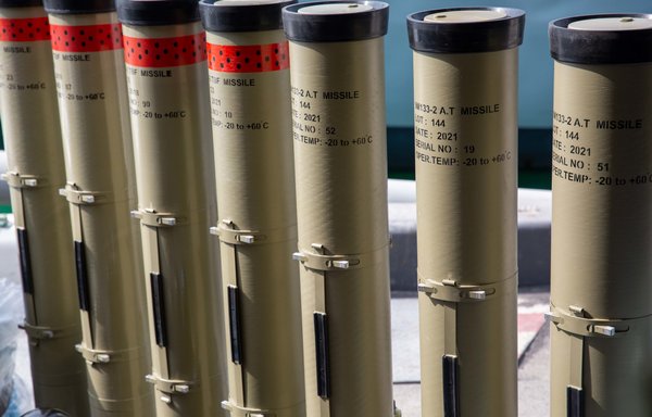 مواسير صواريخ موجهة مضادة للدبابات ضبطتها البحرية الملكية البريطانية من زوق انطلق من إيران، وذلك على مسار تهريب معروف بين إيران واليمن، تظهر في هذه الصورة أثناء عملية جرد في منشأة عسكرية يوم 26 شباط/فبراير. [الجيش الأميركي]