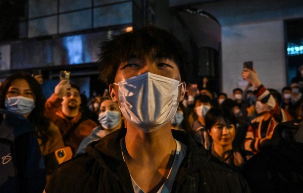 در روز ٦ آذرماه ١٤۰١، مردم در خیابانی در شانگهای تجمع کرده‌اند. این اعتراض پس از آتش‌سوزی مرگبار رخ داده در ارومچی، پایتخت منطقۀ سین کیانگ برگزار شد. [هکتور رتامال/خبرگزاری فرانسه]