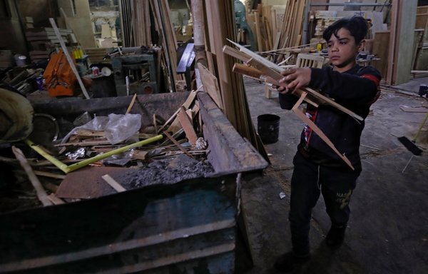 عراق شاهد افزایش کار کودکان بوده است. کودکان در عراق به کارهایی مانند شاگردی در مکانیکی، جمع‌آوری زباله، کارگری در قهوه‌خانه‌ها یا آرایشگاه‌ها، یا شستن شیشه‌های ماشین، و فروش دستمال کاغذی در کنار جاده‌ها می‌پردازند. [احمد الربیعی/ خبرگزاری فرانسه]