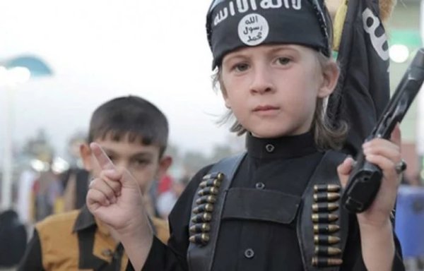 یک کودک استخدام‌شده توسط داعش در سال ۱۳۹۶. [عکس منتشرشده در شبکه‌های اجتماعی]