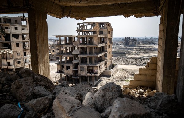 A war-damaged building housing displaced Syrians is pictured in Syria's northern city of al-Raqa on March 1, amid fears that the already fragile dwellings will not withstand an earthquake. [Delil Souleiman/AFP]