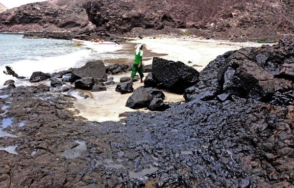 An oil contaminated beach is pictured after a tanker sank off the coast of Yemen's southern port city of Aden on July 21, 2021. [Saleh Obaidi/AFP]