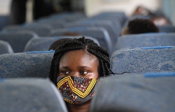 راكب على متن قطار سكة الحديد القياسية في نيروبي بكينيا يوم 13 تموز/يوليو 2020. ويربط خط سكة الحديد بين مدينة مومباسا الساحلية الكينية والوادي المتصدع، وقد أمنت بيجين جزءا كبيرا من تمويله. [سايمون ماينا/وكالة الصحافة الفرنسية]