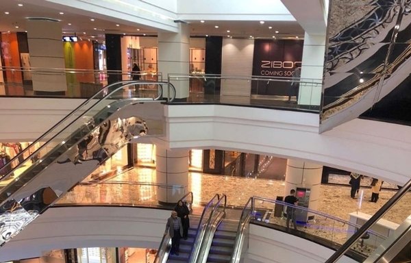 Many Iranian malls have not been busy ahead of Nowruz 2023 because of inflation. [Varandaz]