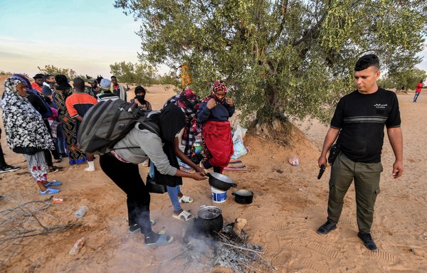 الحرس الوطني التونسي يقوم بتفريق مهاجرين من إفريقيا جنوب الصحراء من موقع قريب من ساحل المتوسط في منطقة الحمايزة أثناء تجمعهم قبل محاولة المغادرة إلى إيطاليا بحرا في 3 تشرين الأول/أكتوبر. [فتحي بلعيد]